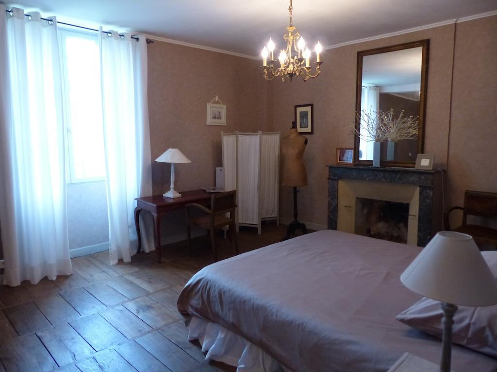 Le Domaine De Panissac Bed and Breakfast Berneuil  Værelse billede